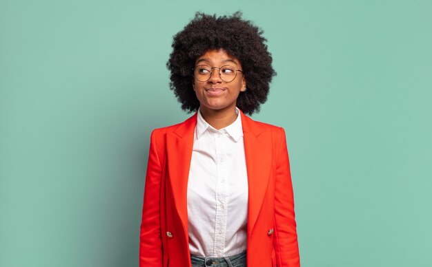 ジェスチャーをする若い黒人女性