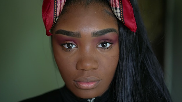 Photo a young black woman portrait looking at camera a teen brazilian girl