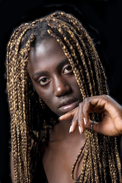 Студийный портрет молодой чернокожей женщины