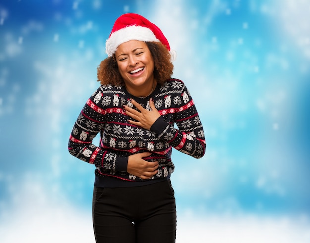 Photo young black woman in a trendy christmas sweater with print laughing and having fun