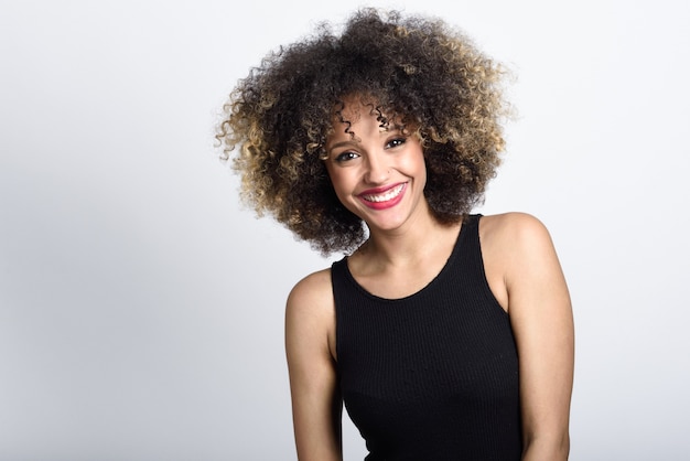 Giovane donna di colore con sorridente acconciatura afro