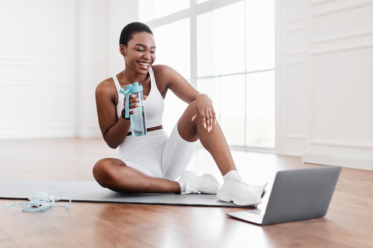 Photo young black woman woman talking with online coach using pc