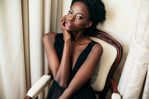Молодая чернокожая женщина