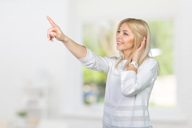 Foto giovane donna d'affari bionda che preme il pulsante touchscreen