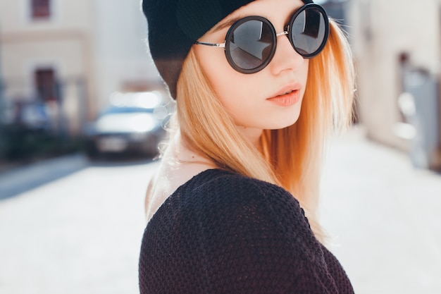 Photo young blond girl with a black cap