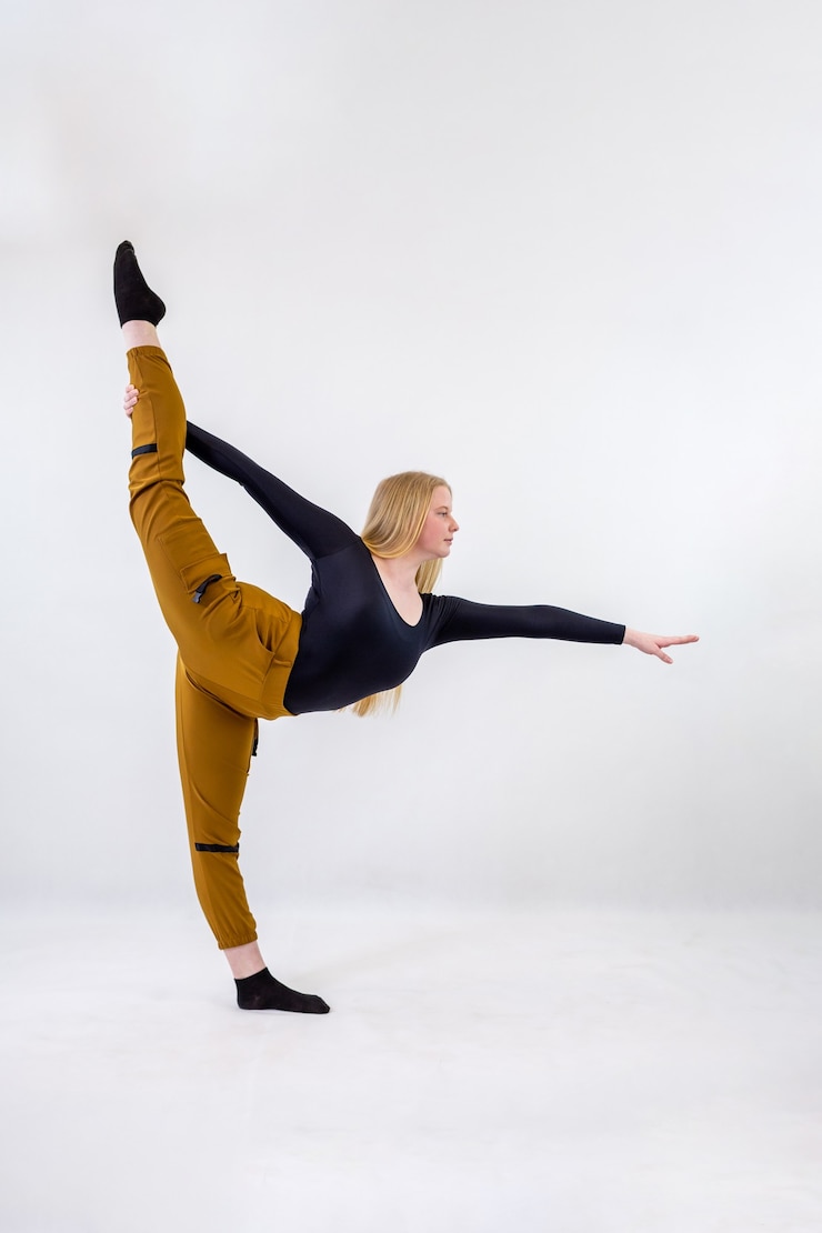 Photo young blonde blue-eyed dancer woman on white background