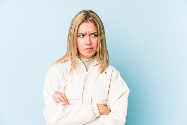 Young blonde caucasian woman isolated pointing temple with finger, thinking, focused on a task.