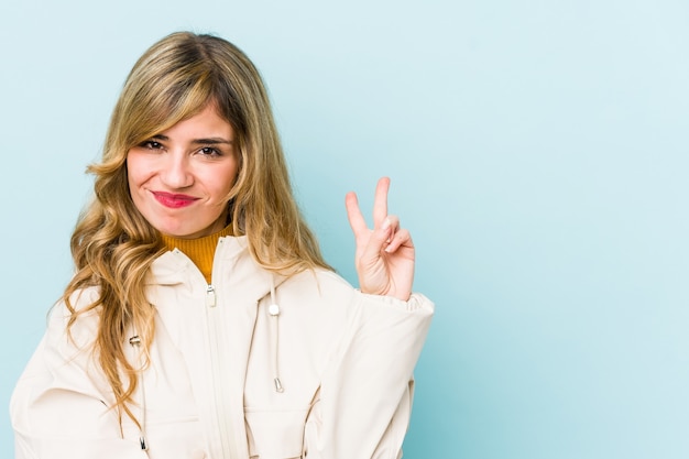 Photo young blonde caucasian woman showing number two with fingers.