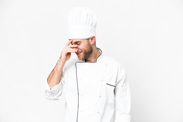 Foto giovane biondo chef su sfondo bianco isolato ridendo