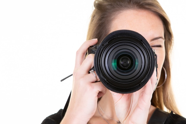 Il giovane fotografo biondo sta catturando una foto isolata su bianco