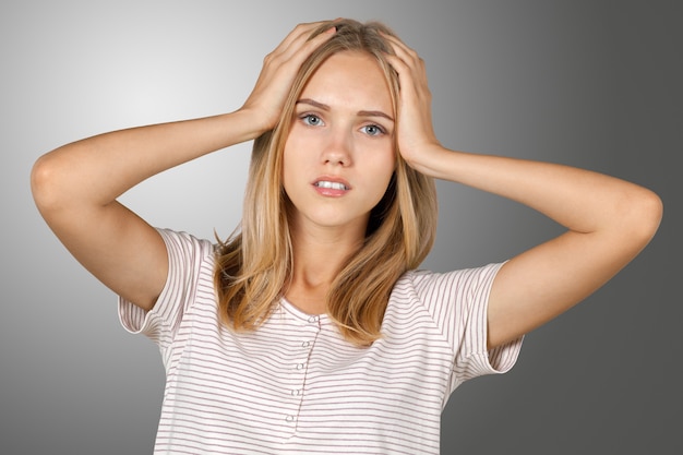 Photo young blonde tired woman