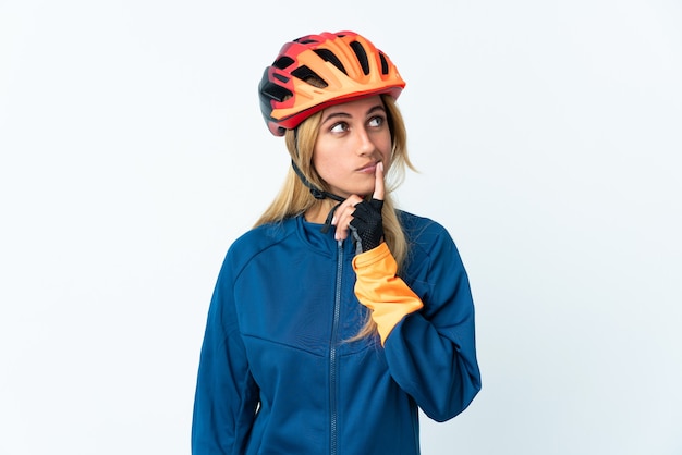 若い金髪のウルグアイのサイクリストの女性と見上げる