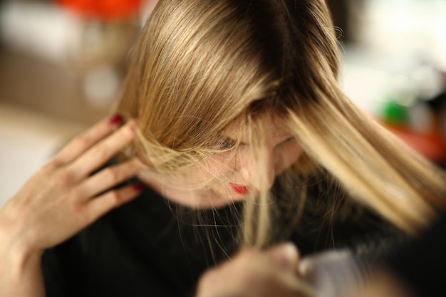 Молодая блондинка демонстрирует отросшие корни волос