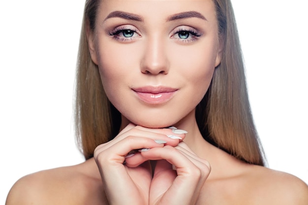 写真 若い金の女性の顔は白い背景に隔離されています 顔の治療 顔のリフティング 皮膚ケアと美容学コンセプト