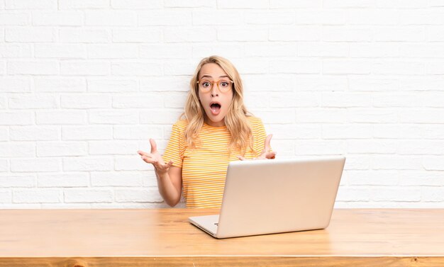 Photo young blonde woman feeling extremely shocked and surprised