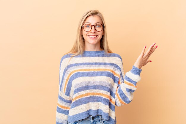 Giovane donna bionda che si sente felice, sorpresa nel realizzare una soluzione o un'idea