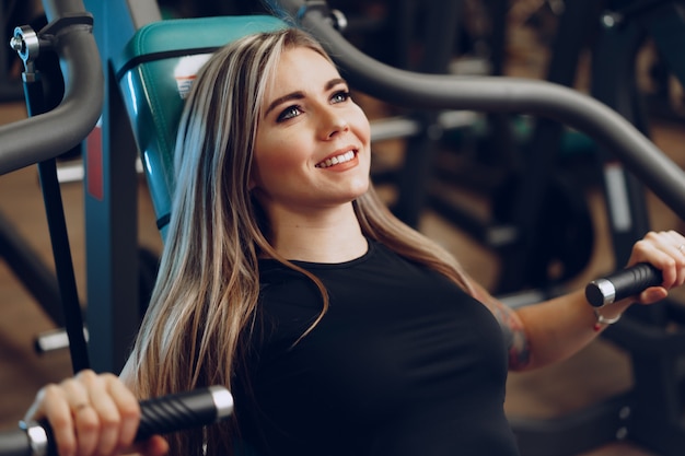 Istruttore di fitness giovane donna bionda facendo allenamento mani