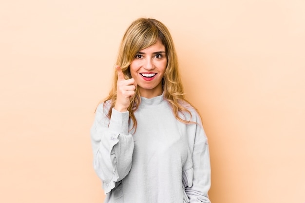 Giovane donna bionda che ha un'idea