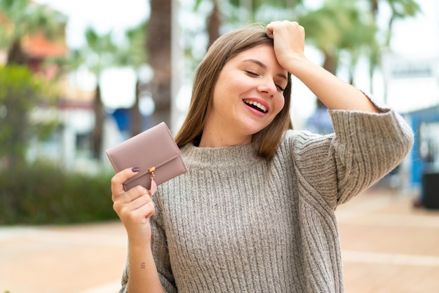 孤立した背景に若いブロンドの女性