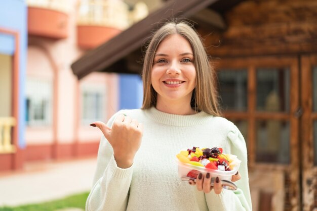 孤立した背景に若いブロンドの女性