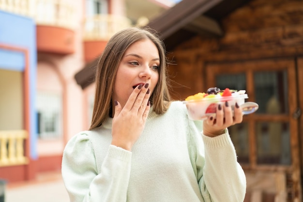 孤立した背景に若いブロンドの女性