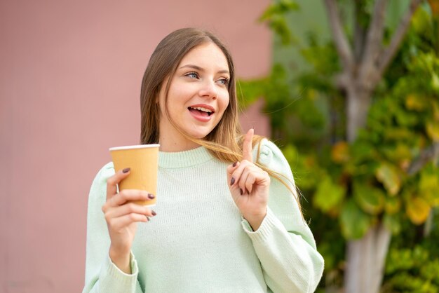 孤立した背景に若いブロンドの女性