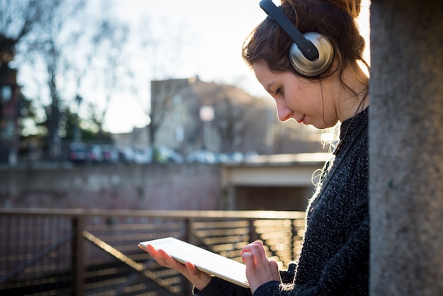 写真 若いブロンドの女性が音楽を聴く