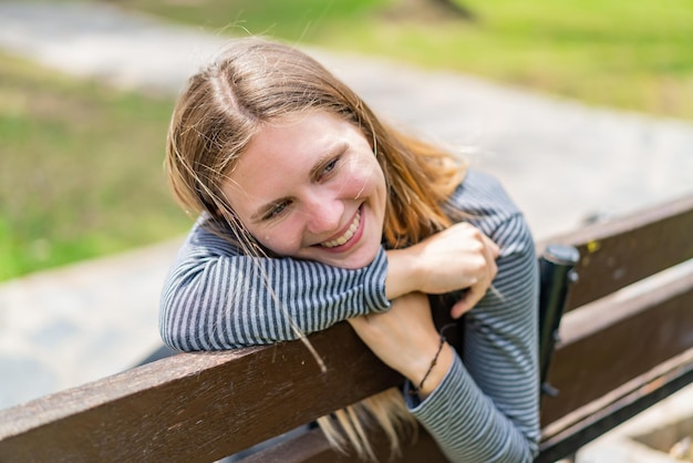 Photo young blonde woman at outdoors