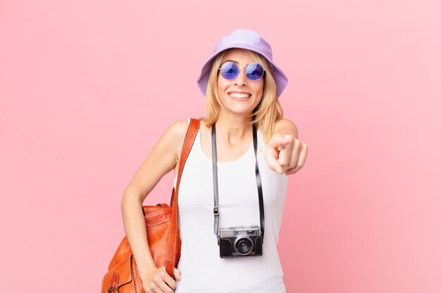 Photo young blonde woman pointing at camera choosing you