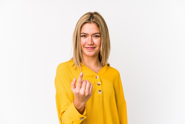 Фото Молодая блондинка, указывая пальцем на вас, как будто приглашая подойти ближе