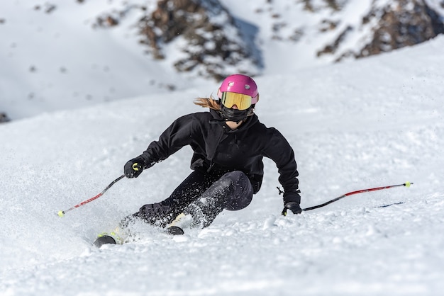 화창한 날에 스키 젊은 금발의 여자.