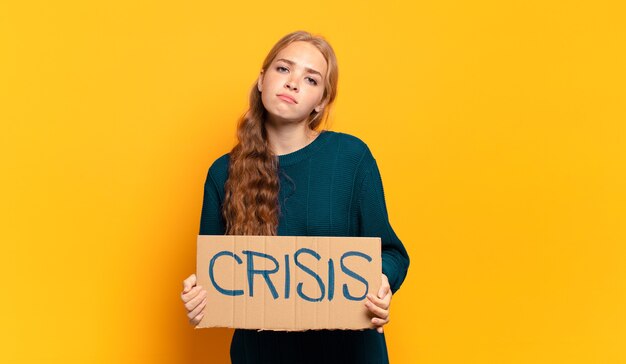 Photo young blonde woman who need help. crisis concept