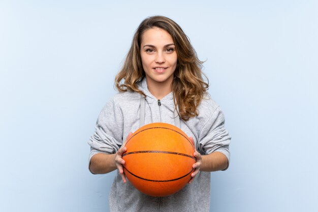 Фото Молодая блондинка с баскетбольным мячом