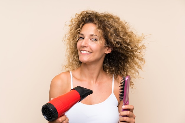 Photo young blonde woman with curly hair