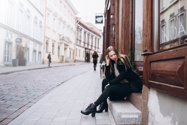 Photo young blondie woman in old city center