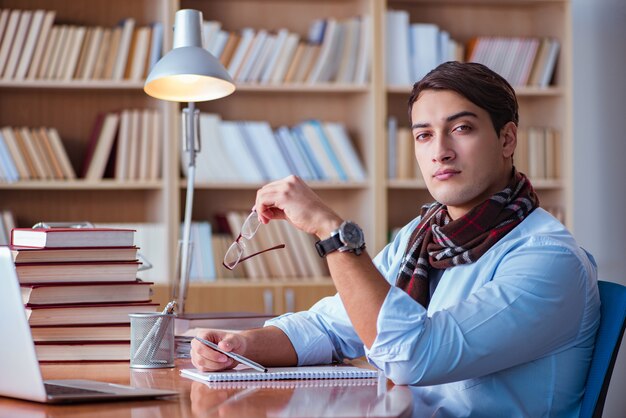 Photo young book writer writing in library