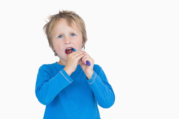 Foto giovane ragazzo lavarsi i denti