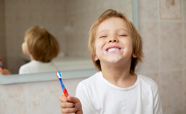 Photo young boy brushing theeth