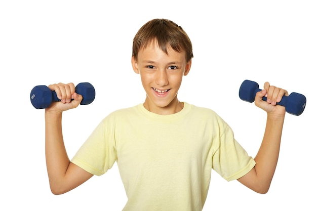 Молодой мальчик делает упражнения
