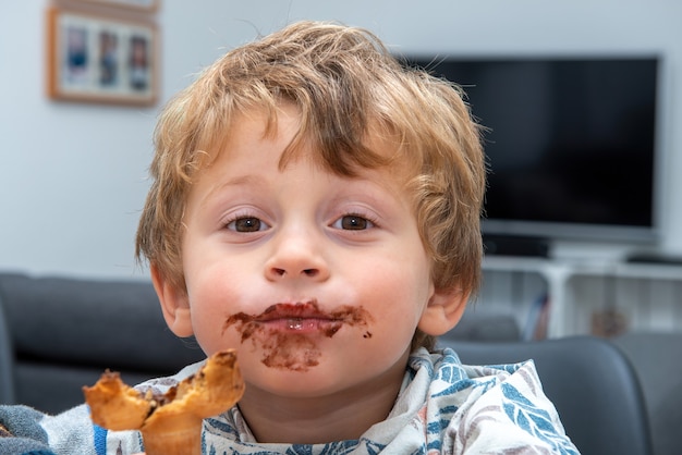 チョコレートアイスクリームを食べる少年