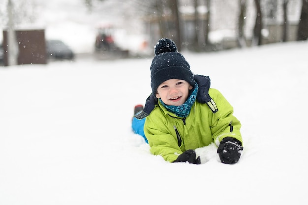 写真 雪の中で楽しむ少年