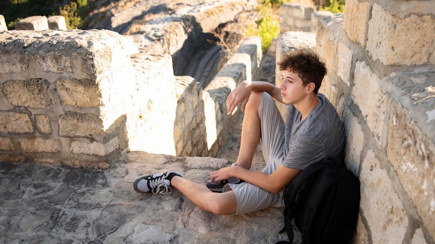 Foto giovane ragazzo che gode del viaggio