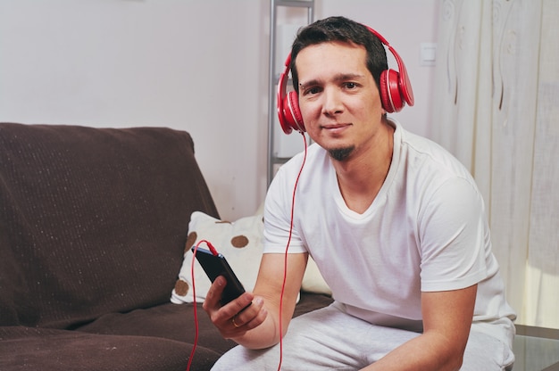 Photo young boy enjoys listening to music