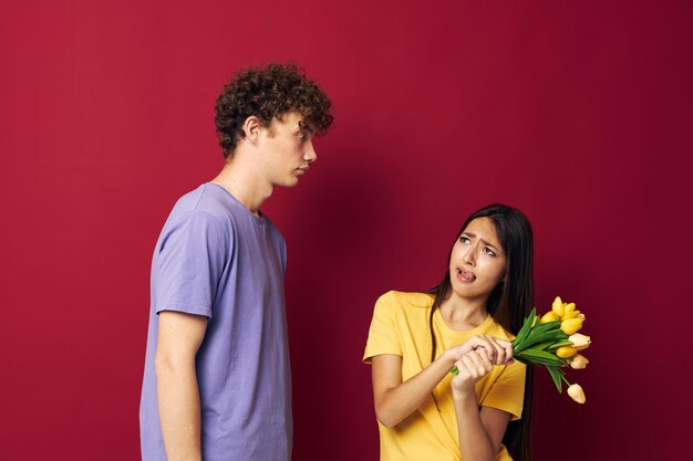 Ragazzo e ragazza un mazzo di fiori gialli basato sullo stile di vita di amicizia inalterato