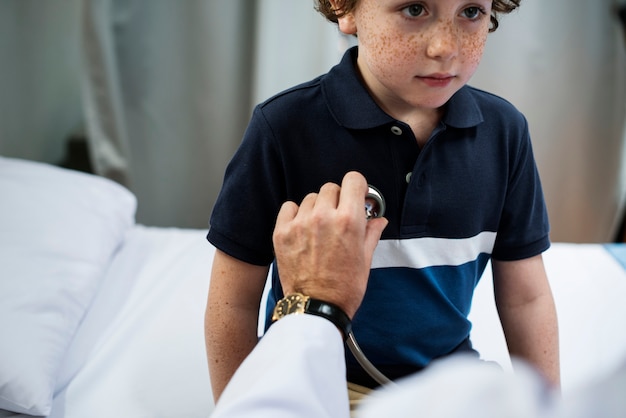 Photo young boy having a checkup