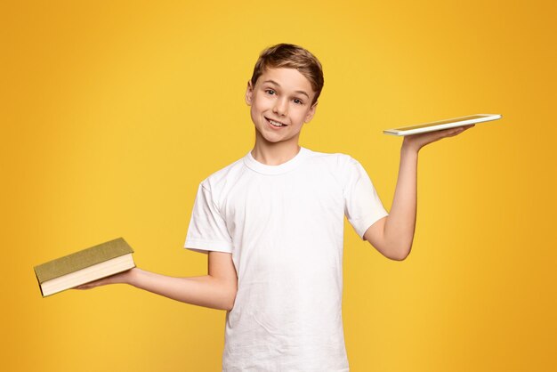 Photo young boy holding book and tray