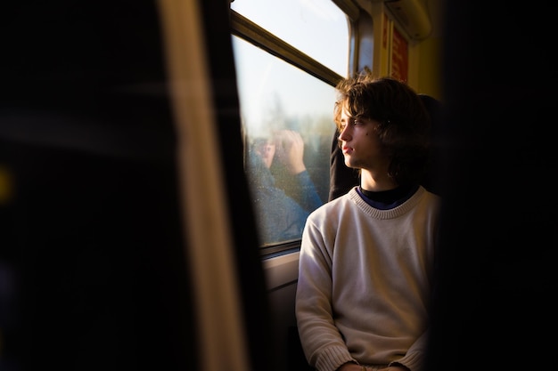 Фото Молодой мальчик в поезде