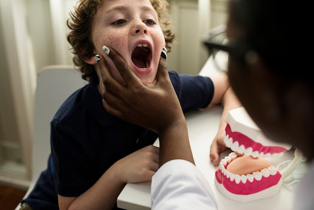 Photo young boy is meeting a dentist