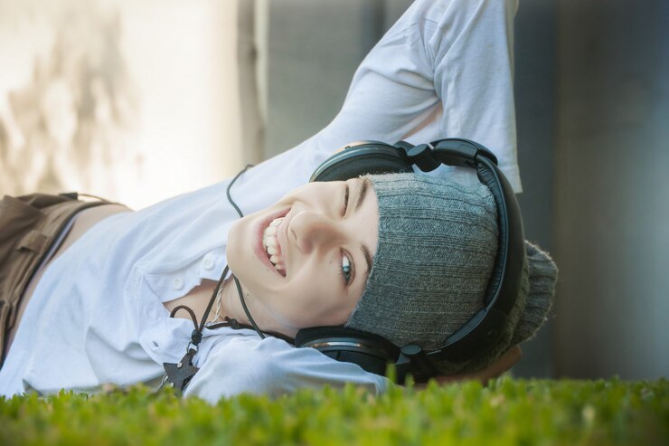 Photo 音楽を聴く少年
