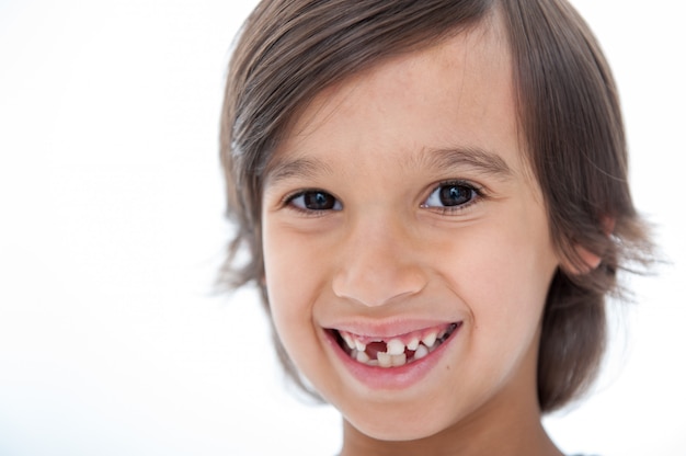 Foto il giovane ragazzo ha perso il dente